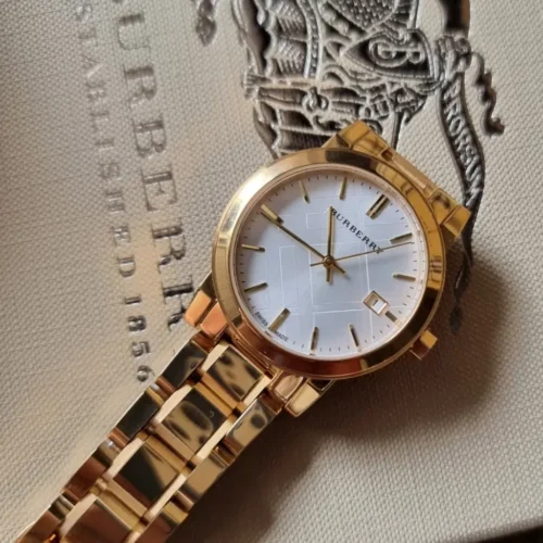 Montre Femme Burberry – Design moderne et féminin – Originale Idée Cadeau pour toutes les occasions à Casablanca, Rabat et partout au Maroc – Montre Suisse Montre Femme Burberry – Design moderne et féminin Originale au Maroc | Livraison à Casablanca, Rabat, Fès – Montre Suisse