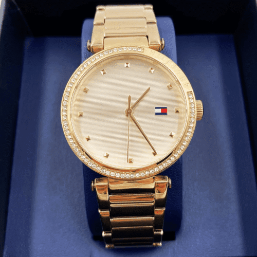 Montre Femme TOMMY HILFIGER – Look de qualité – Originale Idée Cadeau pour toutes les occasions à Casablanca, Rabat et partout au Maroc – Montre Suisse Montre Femme TOMMY HILFIGER – Look de qualité Originale au Maroc | Livraison à Casablanca, Rabat, Fès – Montre Suisse