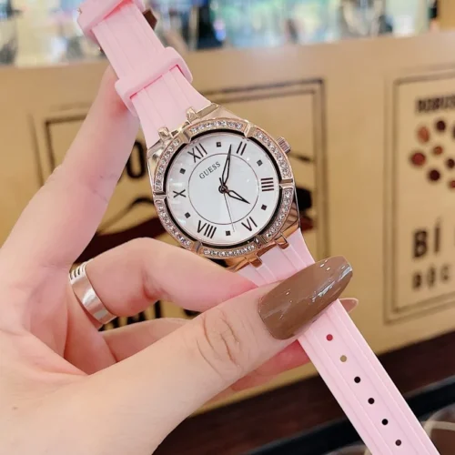 Montre Femme GUESS – touche élégante – Originale Idée Cadeau pour toutes les occasions à Casablanca, Rabat et partout au Maroc – Montre Suisse Montre Femme GUESS – touche élégante Originale au Maroc | Livraison à Casablanca, Rabat, Fès – Montre Suisse